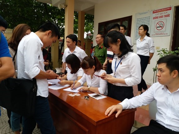 Những người có quyền lợi, nghĩa vụ liên quan làm thủ tục đăng ký tham dự phiên tòa.