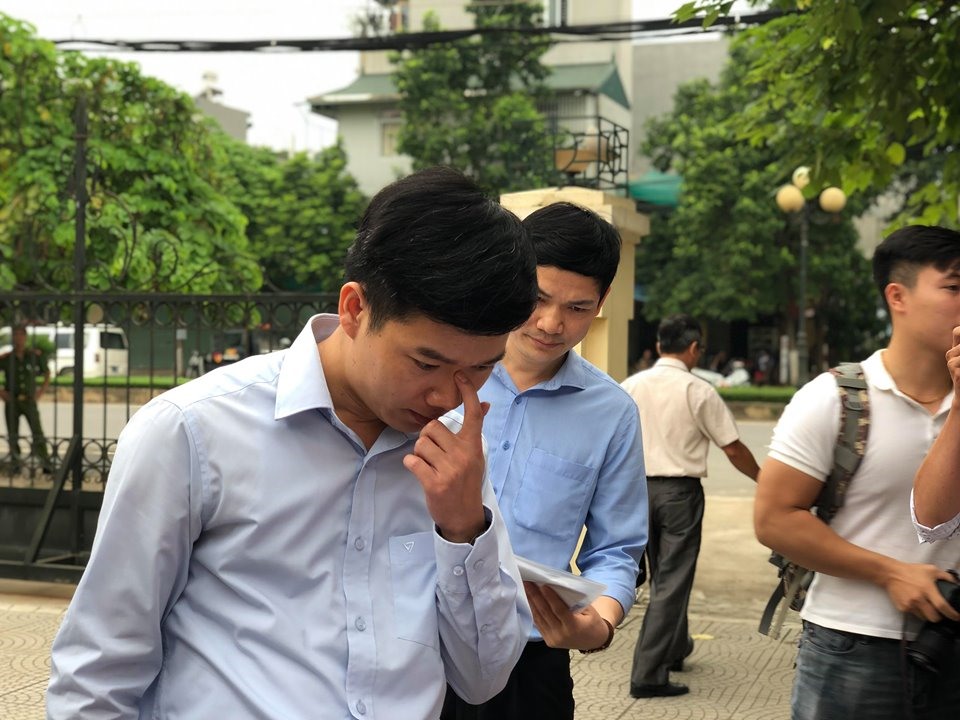 Lúc 7h45, bị cáo Hoàng Công Lương cùng chú ruột của mình là Hoàng Công Tình đến tòa.