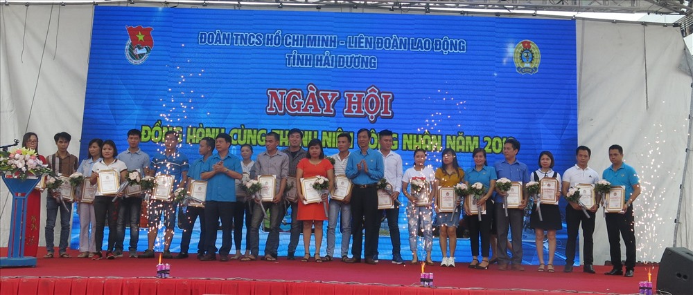 Lãnh đạo Tổng LĐLĐVN và LĐLĐ tỉnh Hải Dương trao bằng khen cho 20 gương “Người thợ trẻ giỏi”. Ảnh: D.Thuý