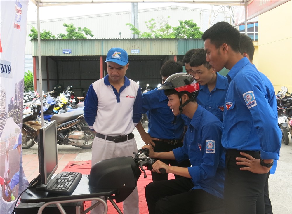 Thanh niên công nhân học kỹ năng lái xe an toàn. Ảnh: D.Thuý