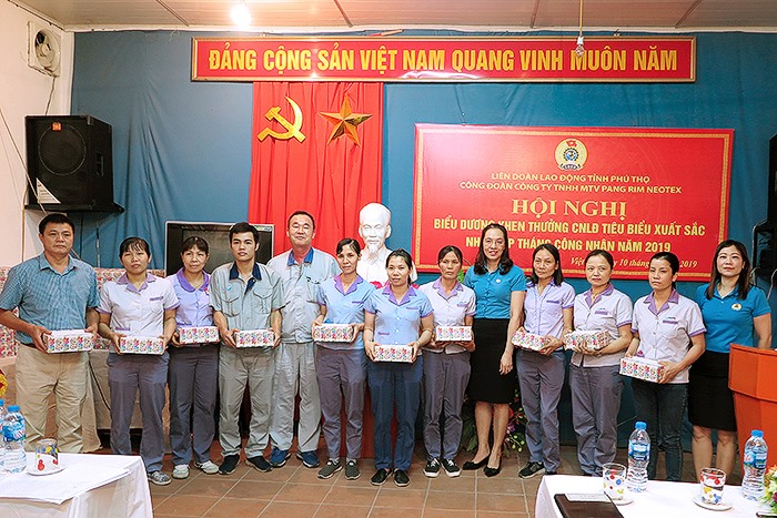 Lãnh đạo ban Chính sách, pháp luật LĐLĐ tỉnh; ban Giám đốc và Công đoàn cơ sở công ty trao thưởng công nhân xuất sắc