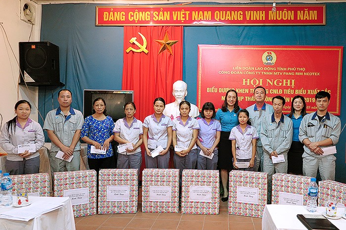 Lãnh đạo ban Chính sách, pháp luật LĐLĐ tỉnh; ban Giám đốc và Công đoàn cơ sở công ty trao quà Tháng Công nhân cho các gia đình có hoàn cảnh khó khăn