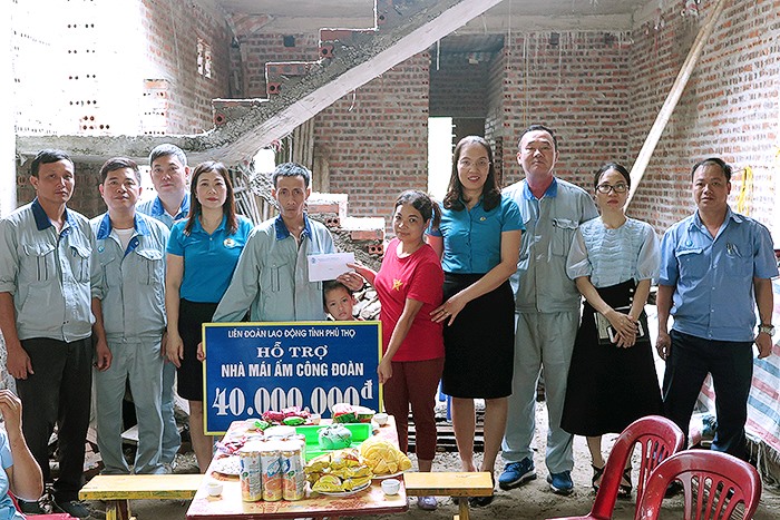 Cùng ngày, LĐLĐ tỉnh; Ban giám đốc công ty; Công đoàn cơ sở đã đến thăm và trao số tiền 40 triệu đồng hỗ trợ xây dựng Nhà Mái ấm Công đoàn cho gia đình đoàn viên Tạ Văn Đông.