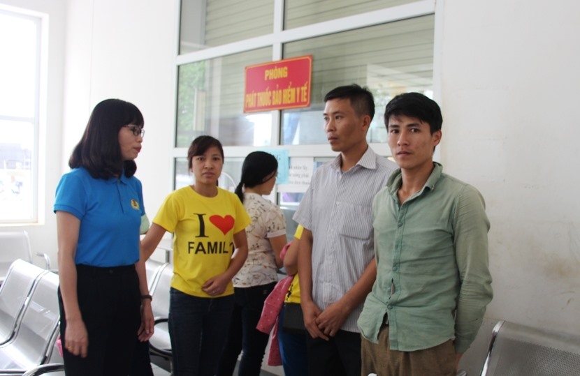 Chủ tịch LĐLĐ tỉnh Tuyên Quang Nguyễn Thị Thu Thủy thăm hỏi, động viên CNLĐ.
