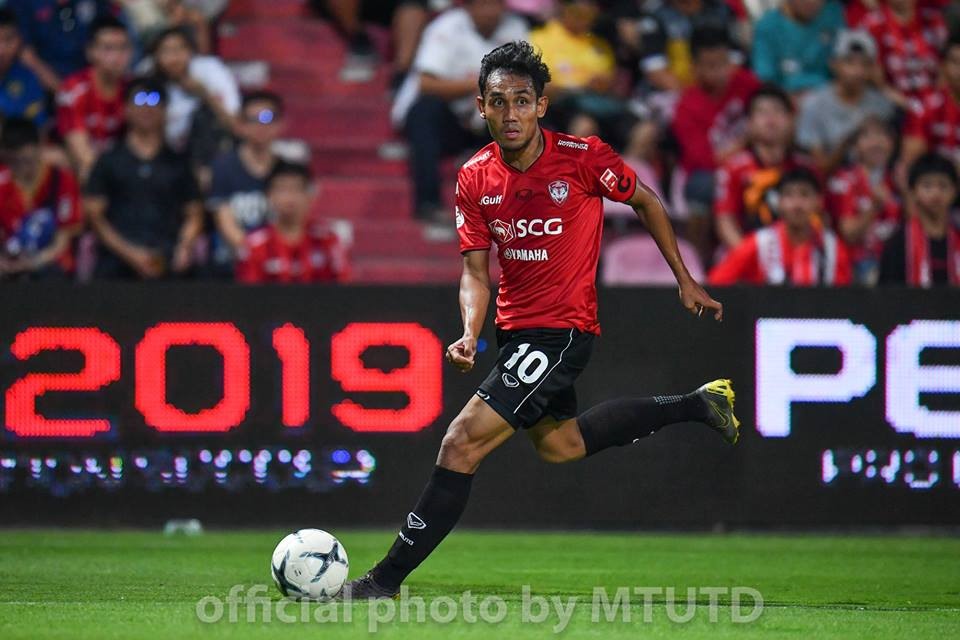 Teerasil Dangda không thể hiện được nhiều trong màu áo Muangthong United, khiến đội bóng của anh rơi xuống vị trí cuối BXH.