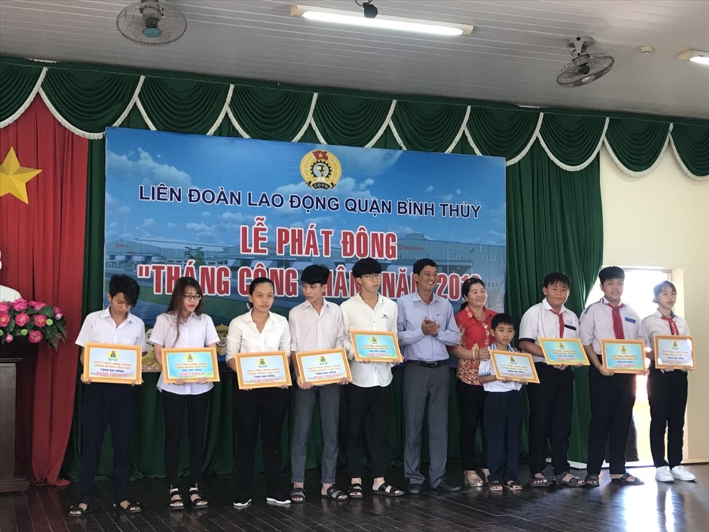 Trao học bổng cho các em học sinh