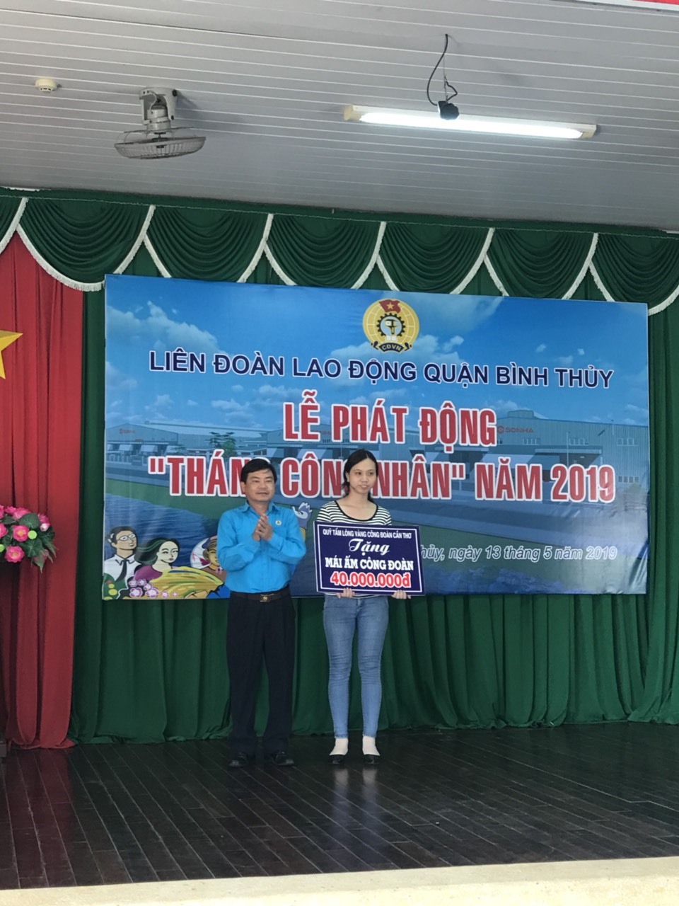 Trao mái ấm công đoàn cho người lao động