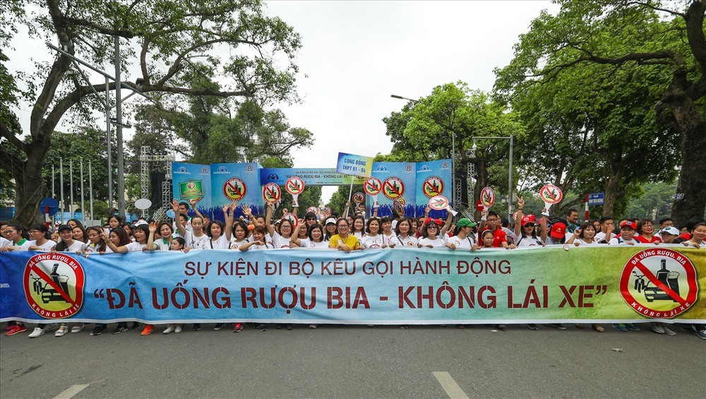 Nhiều người tham gia đi bộ nhằm kêu gọi hành động “Đã uống rượu bia - Không lái xe”. Ảnh: Lao Động