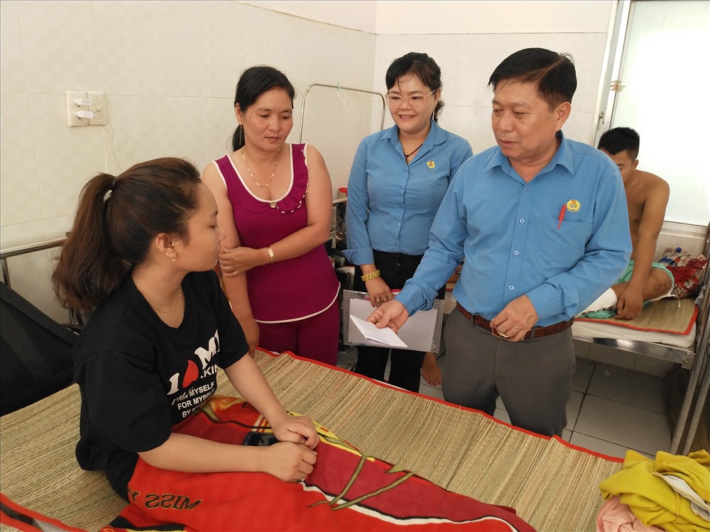 Trao tiền hỗ trợ cho CNLĐ Lê Thị Thu Ngân.