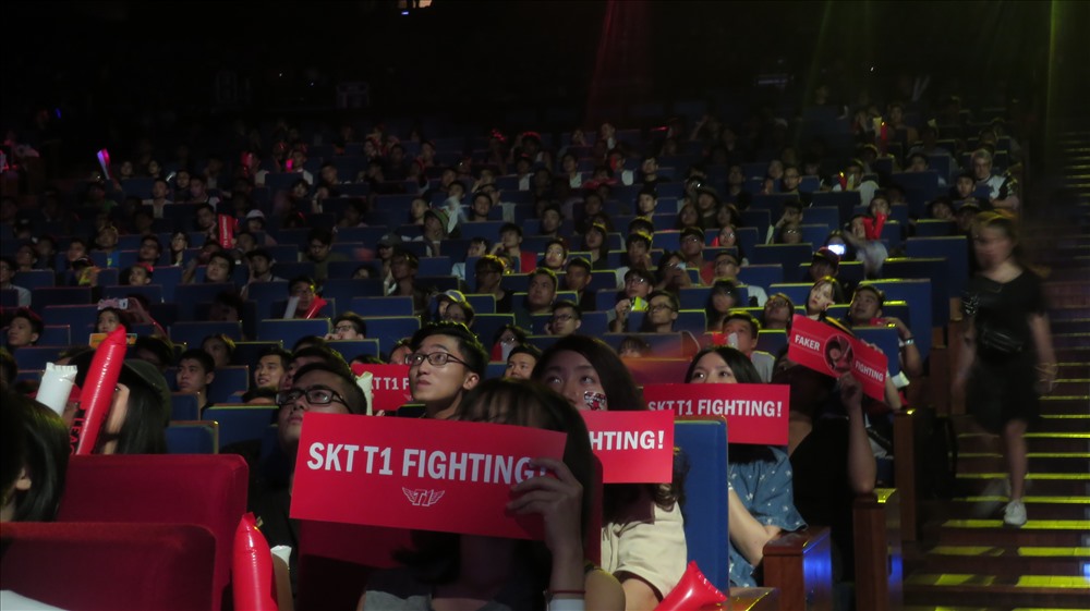 Những CĐV của SKT T1 tại khu khán đài. Ảnh: Việt Hùng.