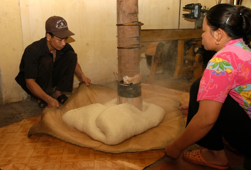 Giã gạo là công đoạn quan trọng để quyết định độ quyện của bánh dày.
