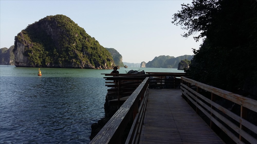 Đường đi dạo quanh đảo (ảnh). Đảo Soi Sim nằm trong tuyến du lịch số 2 trên vịnh Hạ Long, cách Cảng tàu du lịch quốc tế Tuần Châu khoảng 12 km về phía Đông Nam. Ảnh: Nguyễn Hùng