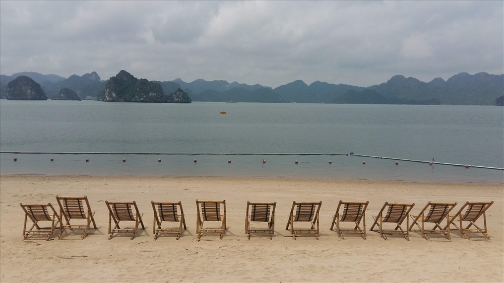 Đảo Soi Sim vừa mới được đưa vào phục vụ du lịch, với dịch vụ duy nhất hiện nay là bãi tắm. Tuy nhiên, lượng khách chưa đông bởi nhiều người chưa biết Soi Sim. Sắp tới đây, trên đảo sẽ có một bảo tàng trưng bày, trồng các loài thực vật đặc hữu của vịnh Hạ Long. Ảnh: Nguyễn Hùng