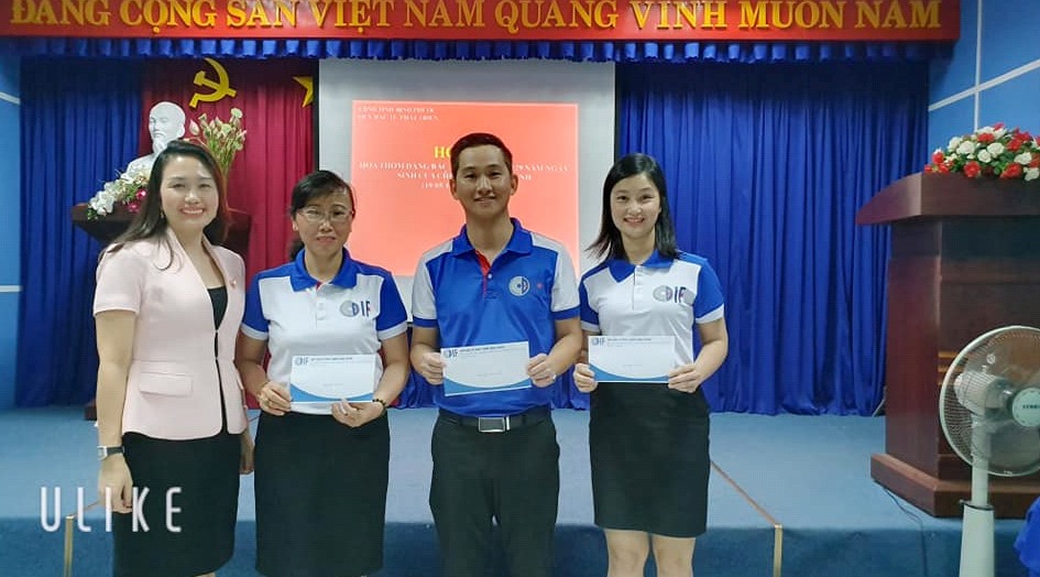Giám đốc Quỹ đầu tư phát triển Bình Phước Võ Thị Anh Đào trao giải Nhất, Nhì, Ba cho các đội.