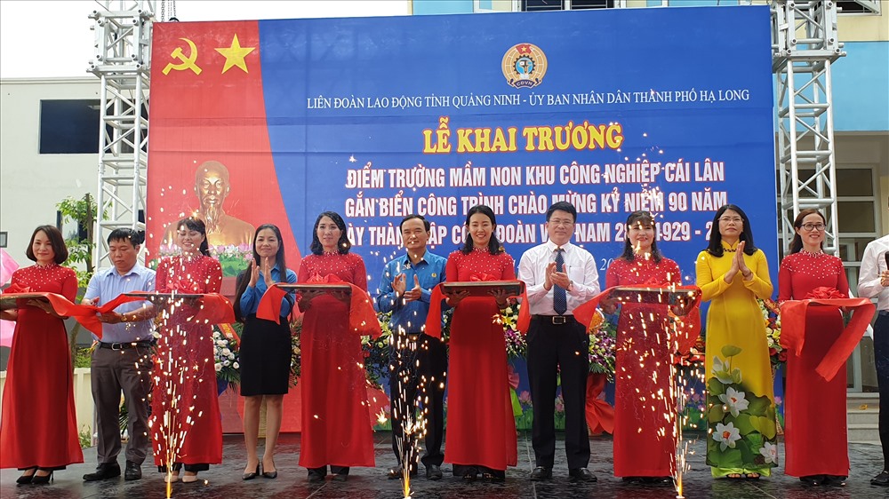 Đại diện CĐ Quảng Ninh và các đại biểu cắt băng khánh thành gia đoàn I, Trường mầm non KCN Cái Lân. Ảnh: T.N.D