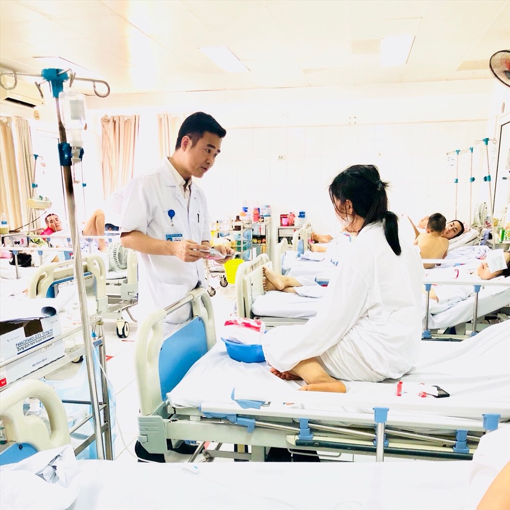 BS thăm khám cho chị P. Ảnh: BSCC