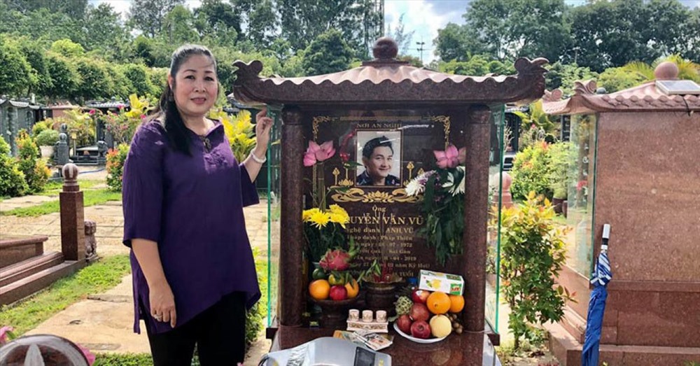 NSND Hồng Vân đến thăm mộ NS Anh Vũ.
