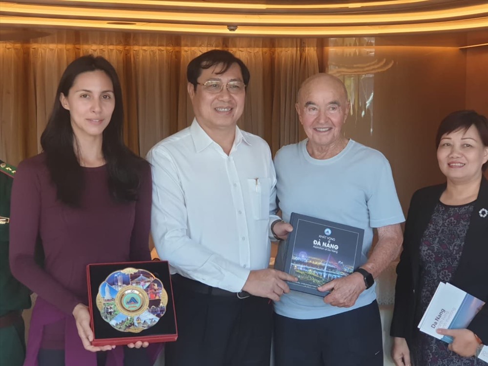 Ông Huỳnh Đức Thơ - Chủ tịch UBND TP Đà Nẵng tặng quà lưu niệm cho ông Joe Lewis. Ảnh: Thủy thủ đoàn cung cấp