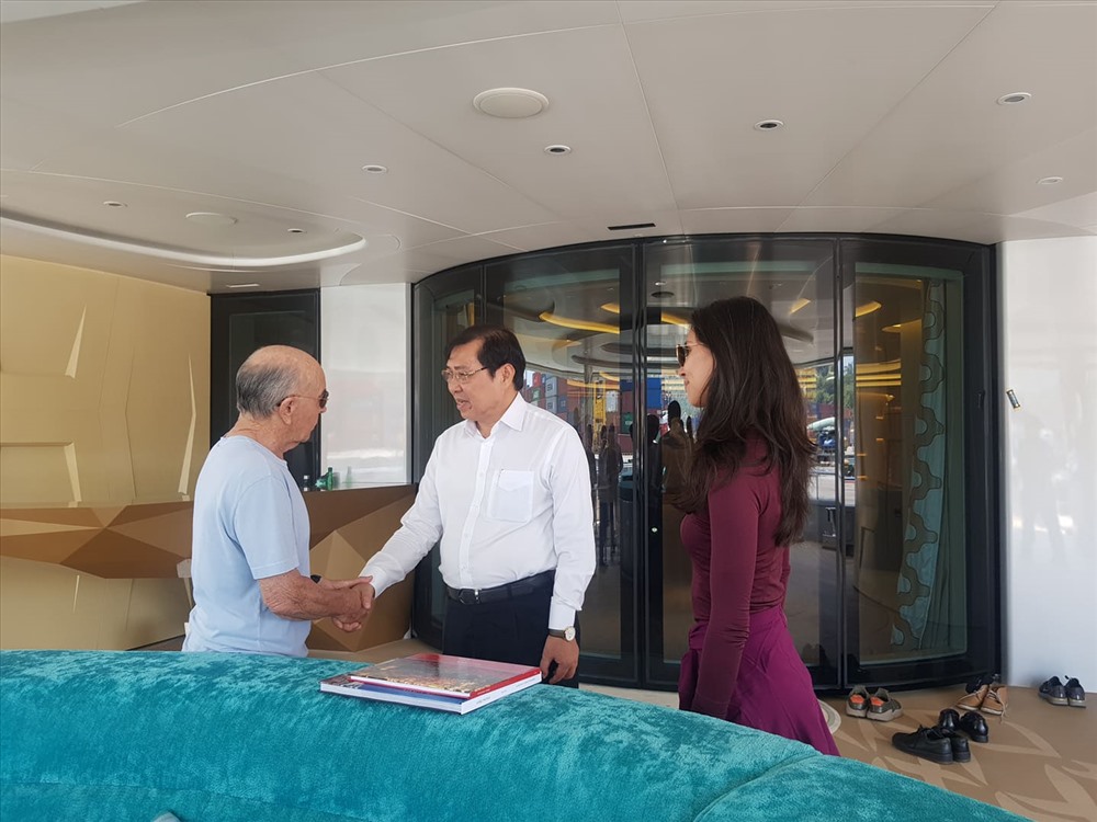 Ông Joe Lewis đón tiếp ông Huỳnh Đức Thơ - Chủ tịch UBND TP Đà Nẵng lên tham quan du thuyền.