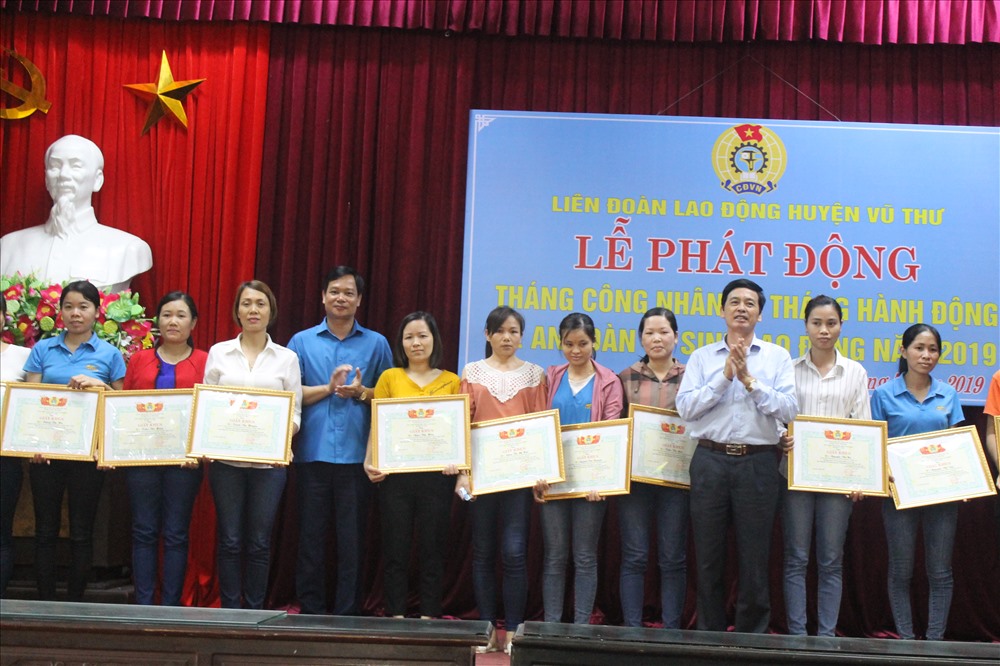 Lãnh đạo huyện ủy, LĐLĐ tỉnh trao giấy khen cho đoàn viên xuất sắc