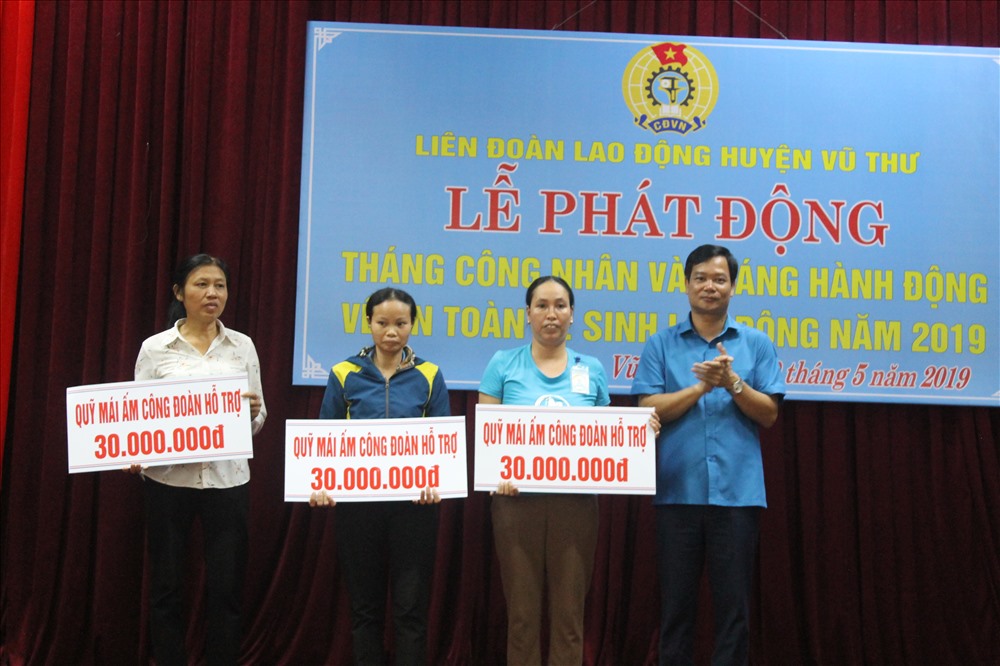 Đồng chí: Nguyễn Thái Dương – Phó chủ tịch LĐLĐ tỉnh trao kinh phí hỗ trợ nhà mái ấm công đoàn cho đoàn viên.