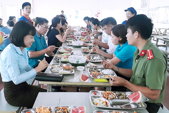 Lãnh đạo LĐLĐ huyện, Ban Dân vận Huyện ủy, Công an huyện dự “Bữa cơm Công đoàn” tại Công ty TNHH MK NOAH Vina.