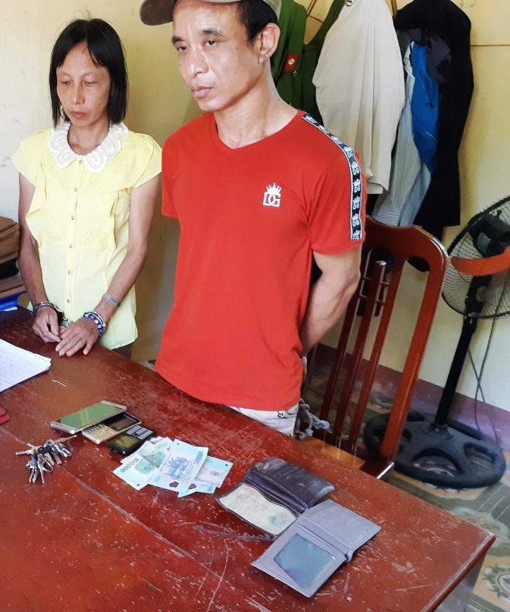Đối tượng Điền Văn Đạt và Nguyễn Thị Nội cùng tang vật. Ảnh: NT