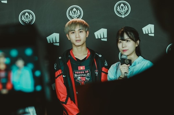 MC Park Jee-sun của khu vực LCK (Hàn Quốc).