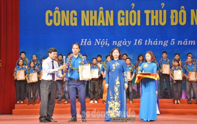 TĐồng chí Nguyễn Thị Tuyến - Ủy viên Đoàn Chủ tịch Tổng LĐLĐ Việt Nam, Ủy viên Thường vụ Thành ủy, Chủ tịch LĐLĐ TP Hà Nội và đồng chí Ngô Văn Quý - Thành ủy viên, Phó Chủ tịch UBND TP Hà Nội trao thưởng cho công nhân giỏi. Ảnh: Lao động Thủ đô