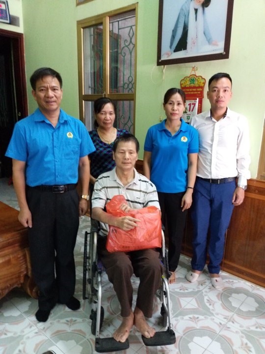 Đồng chí Lê Thanh Hà, UVBCH Tổng LĐLĐ Việt Nam, Chủ tịch LĐLĐ tỉnh Điện Biên trao quà cho CNLĐ bị tai nạn lao động. Ảnh: Nguyễn Chủ