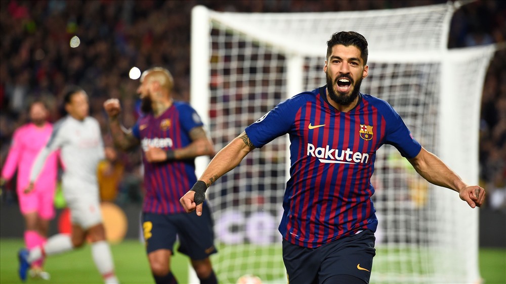 Luis Suarez ăn mừng cuồng nhiệt khi ghi bàn vào lưới đội bóng cũ. Ảnh Goal