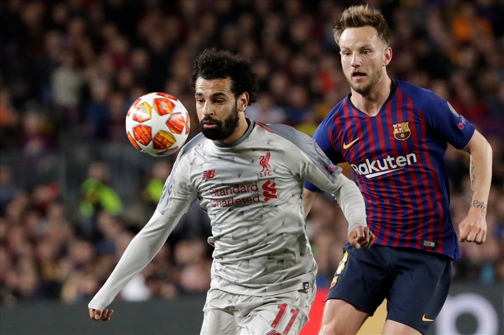 Mohamed Salah có trận đấu đáng quên khi đối đầu Lionel Messi. Ảnh The Independent