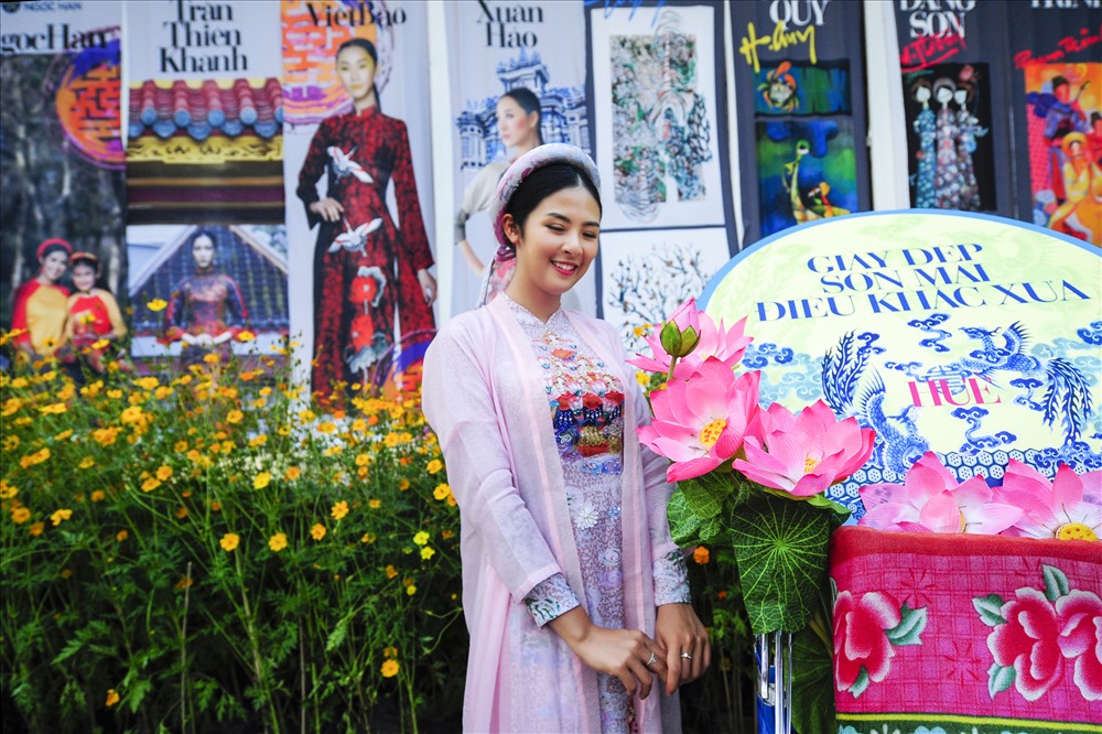 Hoa hậu Ngọc Hân nền nã trong tà áo dài do chính mình thiết kế. Ảnh: NVCC.