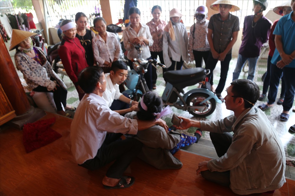 Người thân và bà con chòm xóm đau buồn trước cái chết của sản phụ