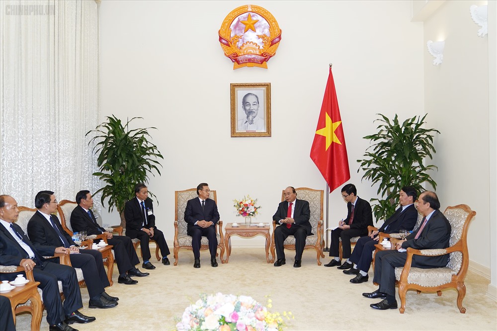 Thủ tướng Nguyễn Xuân Phúc tiếp Đoàn đại biểu cấp cao Lào do Ủy viên Bộ Chính trị, Chủ tịch Trung ương Mặt trận Lào xây dựng đất nước Saysomphone Phomvihane dẫn đầu. Ảnh: VGP.