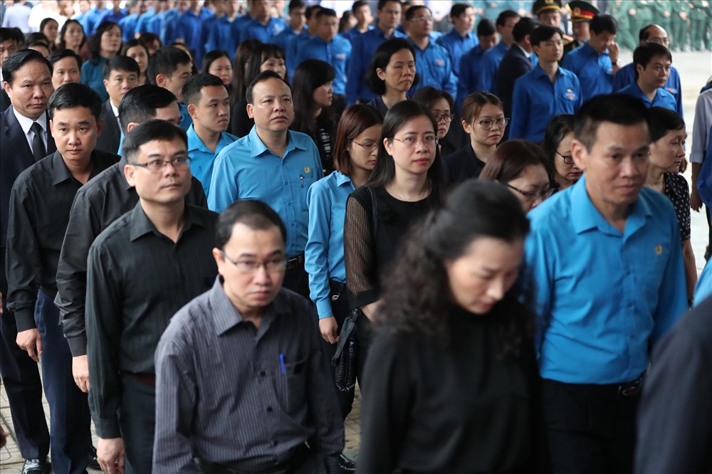Đoàn đại biểu Tổng LĐLĐ Việt Nam do đồng chí Bùi Văn Cường làm trưởng đoàn đã đến viếng nguyên Chủ tịch nước Lê Đức Anh.