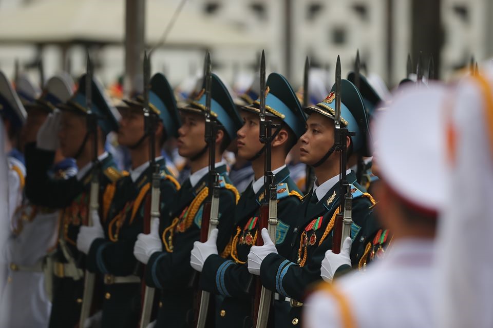 Hàng tiêu binh nghiêm trang khi linh cữu Đại tướng đi qua.