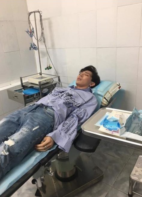 Erik nhập viện vì sốt cao.