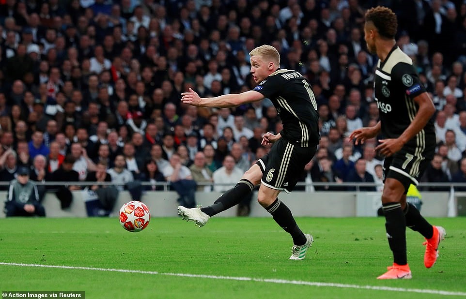 Bàn thắng của Van de Beek (trái) vào lưới Tottenham mới đây. Ảnh: Reuters.