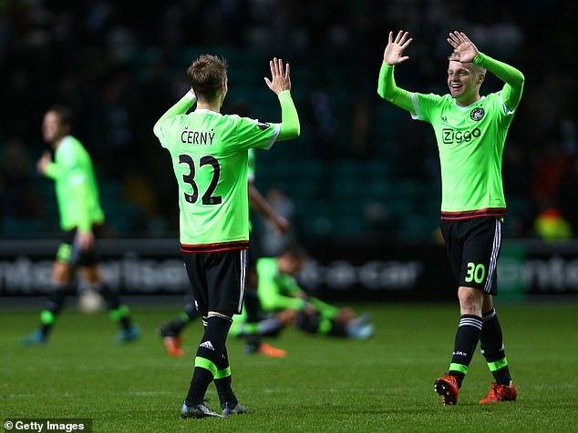 Van de Beek (phải) trong trận ra mắt đội 1 Ajax tháng 11.2015. Ảnh: Getty Images.
