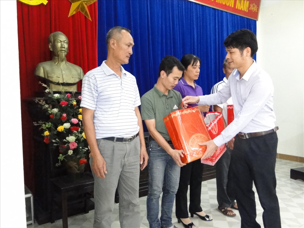 Hoàng Văn Thiệp - Phó giám đốc Sở, Chủ tịch CĐ ngành GD trao quà cho đoàn viên tại Trường PTTH Hồng Đức.