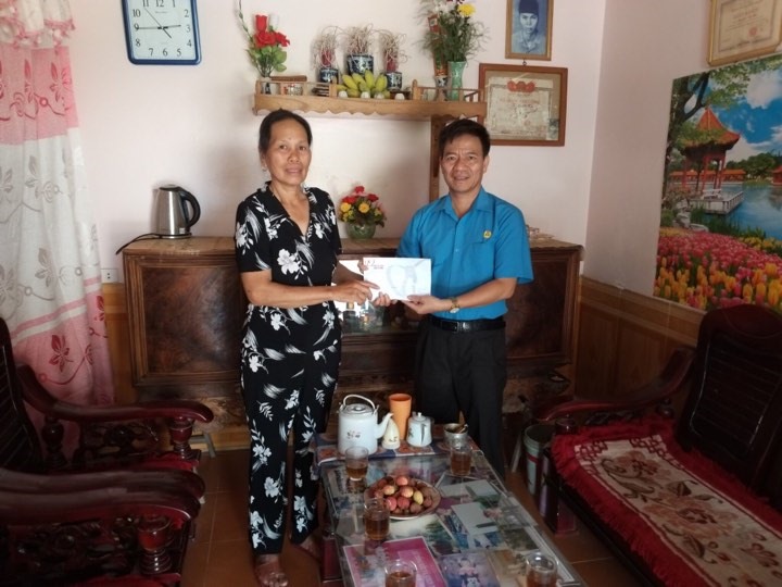 Đồng chí Lê Thanh Hà - Chủ tich LĐLĐ tinh Điện Biên trao quà cho gia đình thân nhân liệt sĩ.