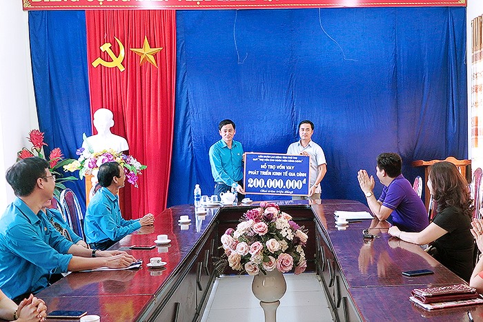 Đồng chí Phùng Quang Vinh - Phó Chủ tịch LĐLĐ tỉnh trao số tiền 200 triệu đồng cho dự án chăn nuôi gà cho đoàn viên công đoàn trường THCS Bình Bộ