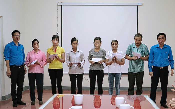 Lãnh đạo LĐLĐ tỉnh và LĐLĐ huyện Phù Ninh trao quà Tháng Công nhân cho công nhân lao động