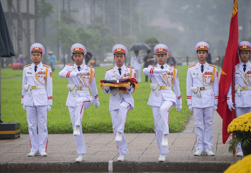 Quốc kỳ được buộc lại bằng băng vải đen để cờ không bay và treo ở độ cao 2/3 chiều cao của cột cờ.