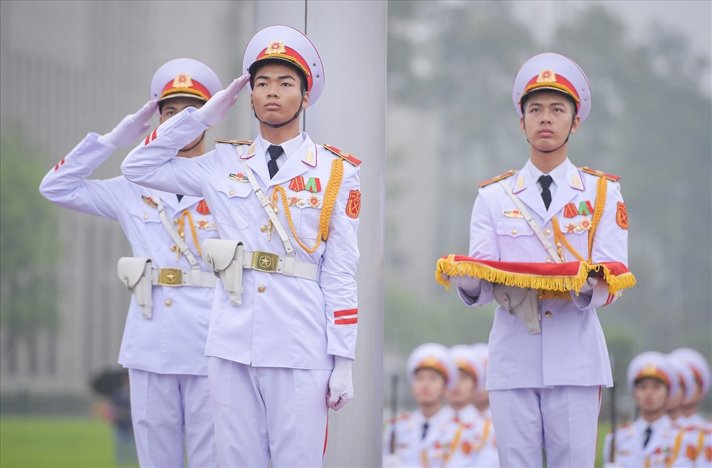 Đúng 6 giờ, lá Quốc kỳ có dải băng tang được kéo lên và treo trong hai ngày.