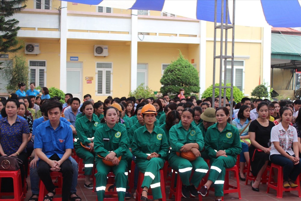 Đoàn viên, CNVCLĐ tỉnh Điện Biên dự lễ phát động Tháng Công nhân. Ảnh: Trần Nga