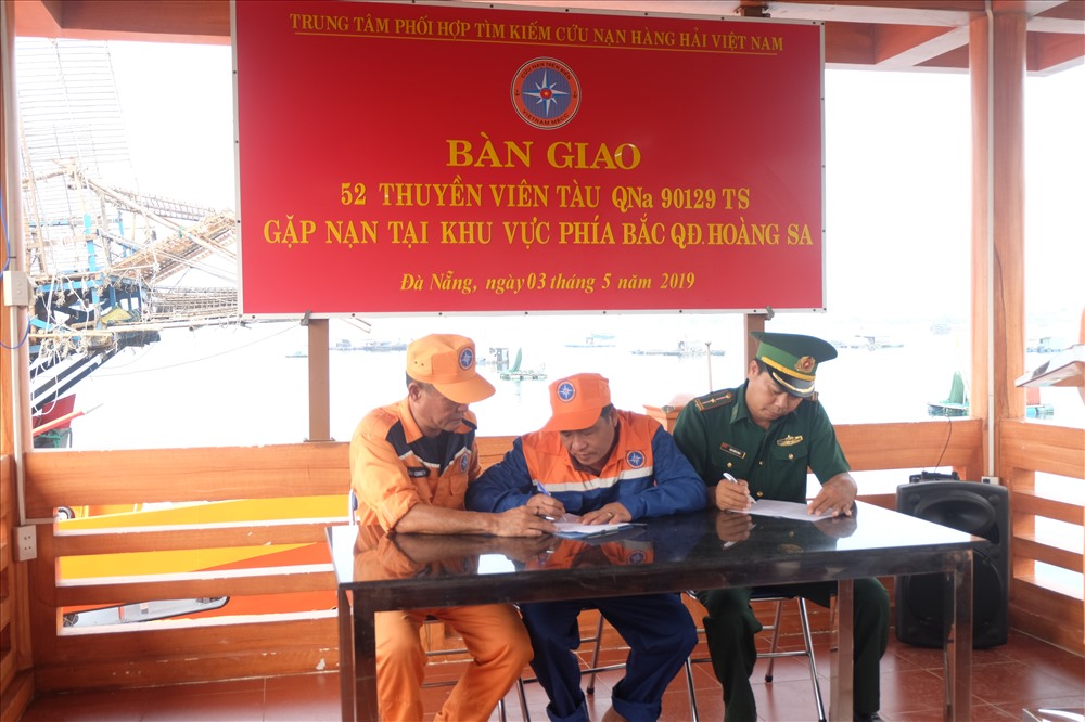 Ký bàn giao thuyền viên bị nạn và tàu cá cho cơ quan chức năng địa phương.