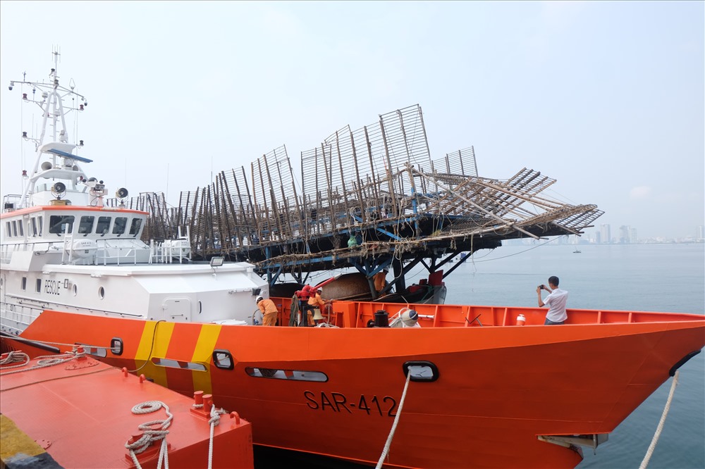 Tàu SAR 412 lai dắt tàu cá bị nạn vào bờ.