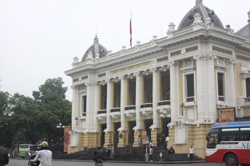 Quang cảnh trước Nhà Hát Lớn Hà Nội. Ảnh Trần Vương